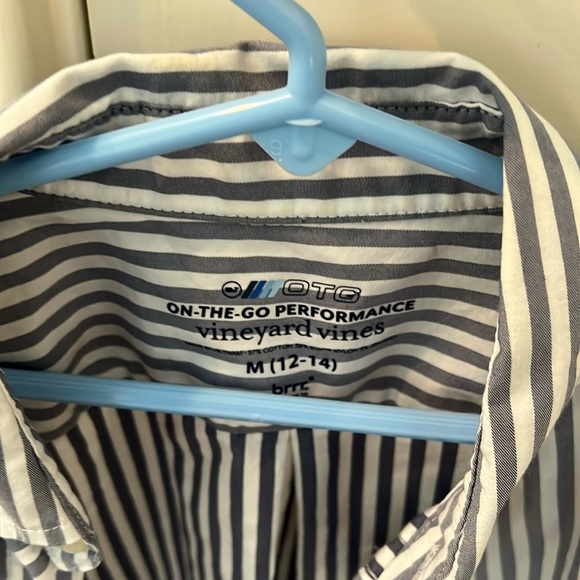 Vineyards vines on the go performance striped  Oxford shirt size M  12/14 - Picture 5 of 6